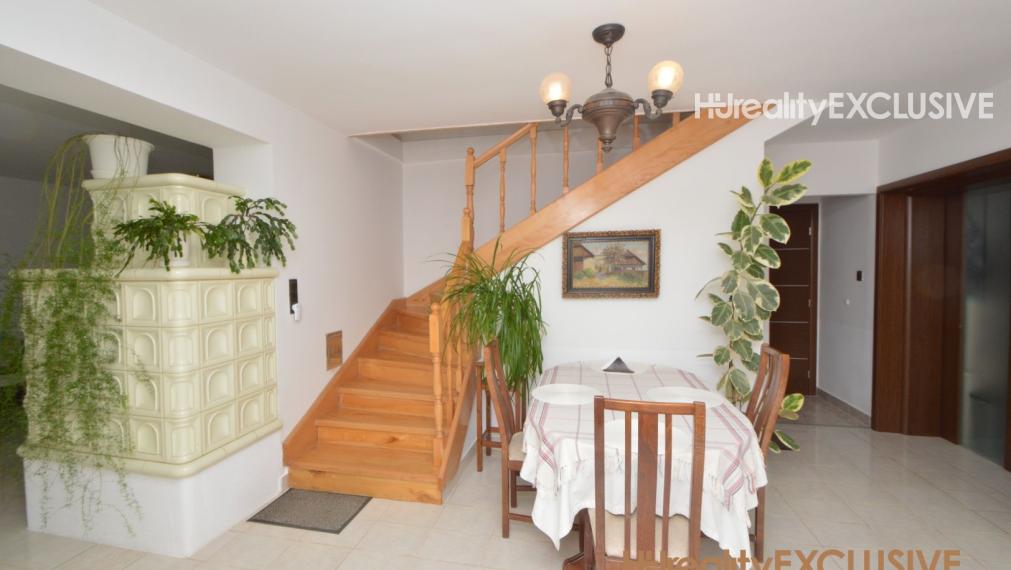 EXKLUZÍVNE - Predaj priestranného RD v starej časti Rajky