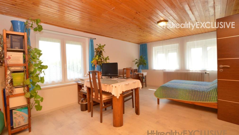 EXKLUZÍVNE - Predaj priestranného RD v starej časti Rajky