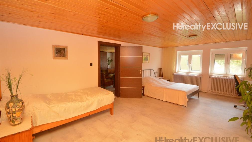 EXKLUZÍVNE - Predaj priestranného RD v starej časti Rajky