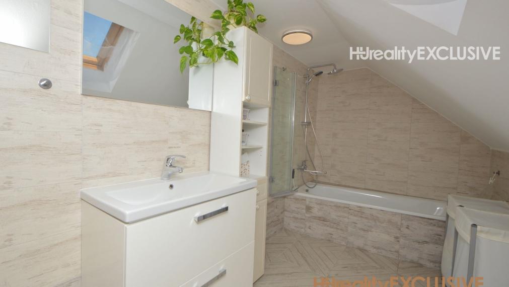 EXKLUZÍVNE - Predaj priestranného RD v starej časti Rajky