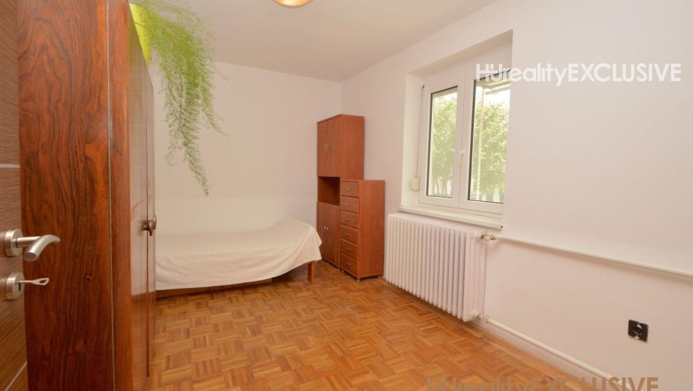 EXKLUZÍVNE - Predaj priestranného RD v starej časti Rajky