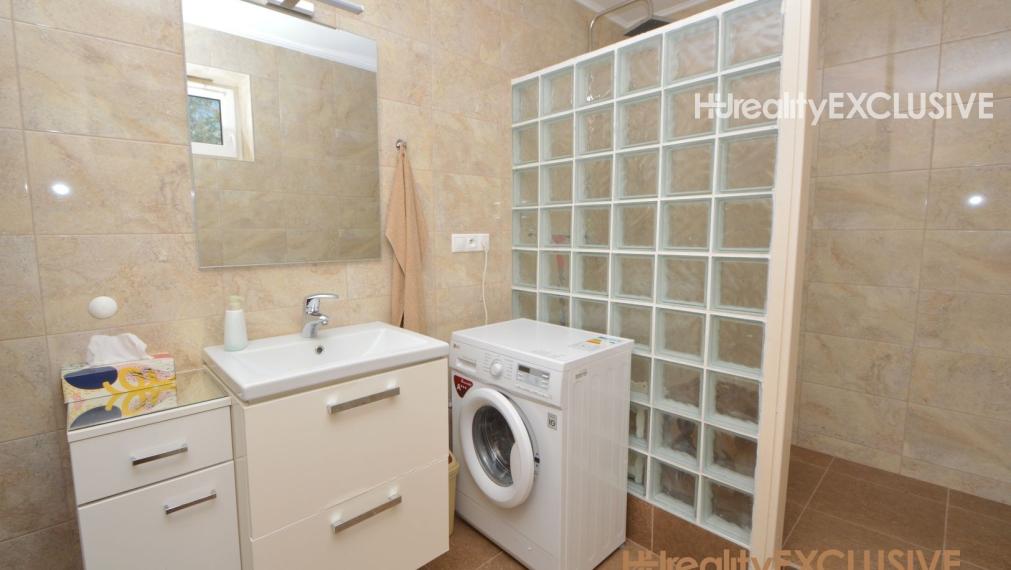 EXKLUZÍVNE - Predaj priestranného RD v starej časti Rajky