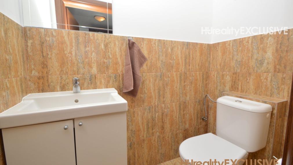 EXKLUZÍVNE - Predaj priestranného RD v starej časti Rajky