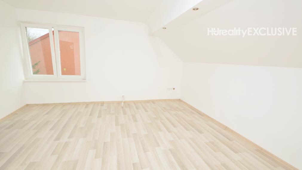 Predaj 3i byt s 213 m2 pozemkom, pivnicou, Bezenye