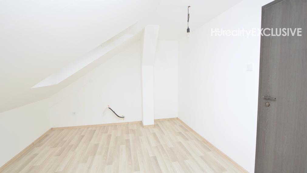 Predaj 3i byt s 213 m2 pozemkom, pivnicou, Bezenye