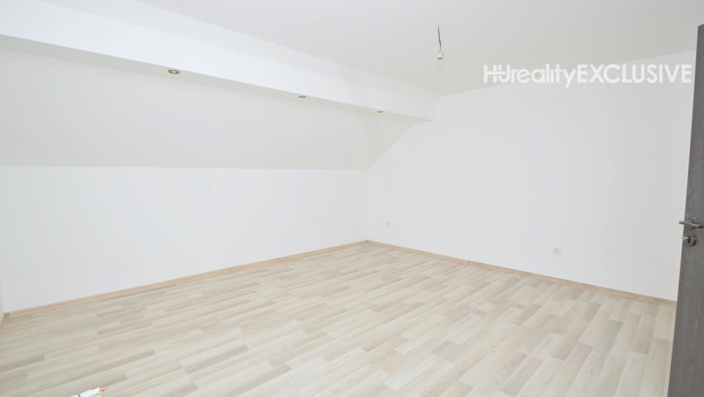 Predaj 3i byt s 213 m2 pozemkom, pivnicou, Bezenye