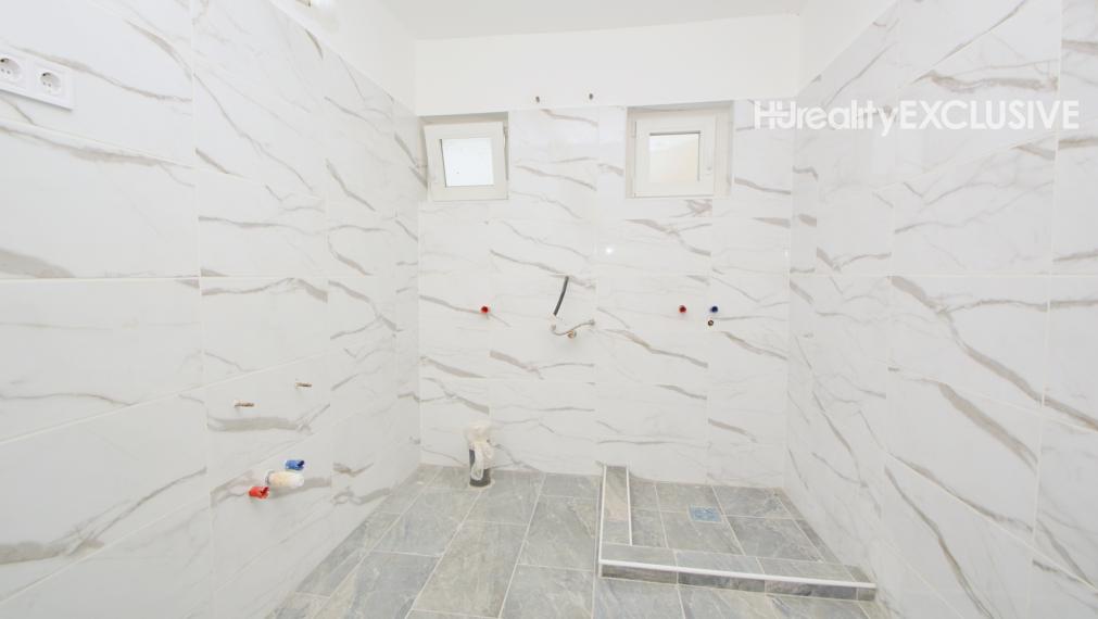 Predaj 3i byt s 213 m2 pozemkom, pivnicou, Bezenye