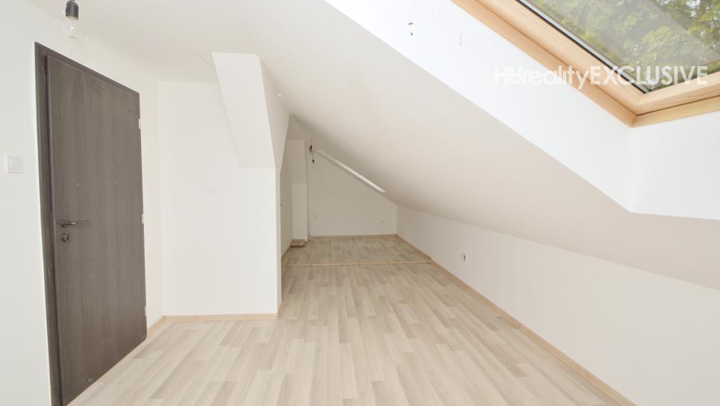 Predaj 3i byt s 213 m2 pozemkom, pivnicou, Bezenye