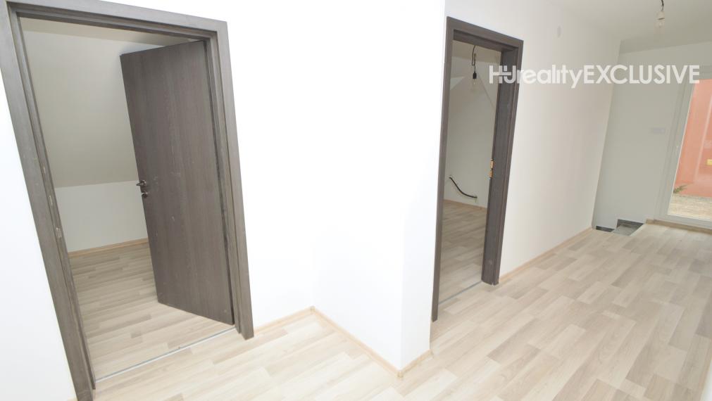 Predaj 3i byt s 213 m2 pozemkom, pivnicou, Bezenye