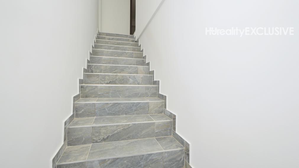 Predaj 3i byt s 213 m2 pozemkom, pivnicou, Bezenye