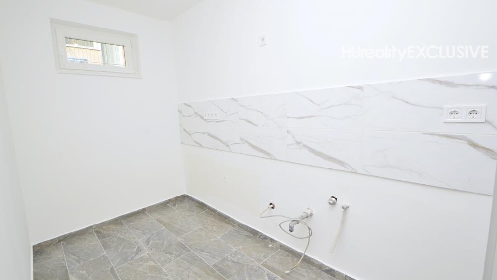 Na predaj dvojgeneračný rodinný dom, krb, garáž, pivnica - Bezenye