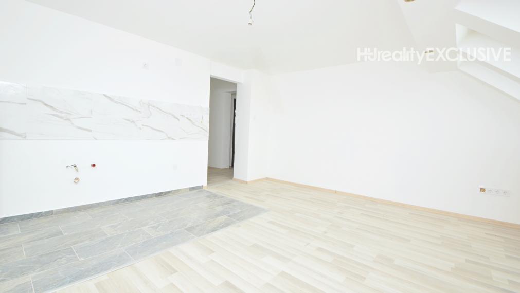 Na predaj dvojgeneračný rodinný dom, krb, garáž, pivnica - Bezenye