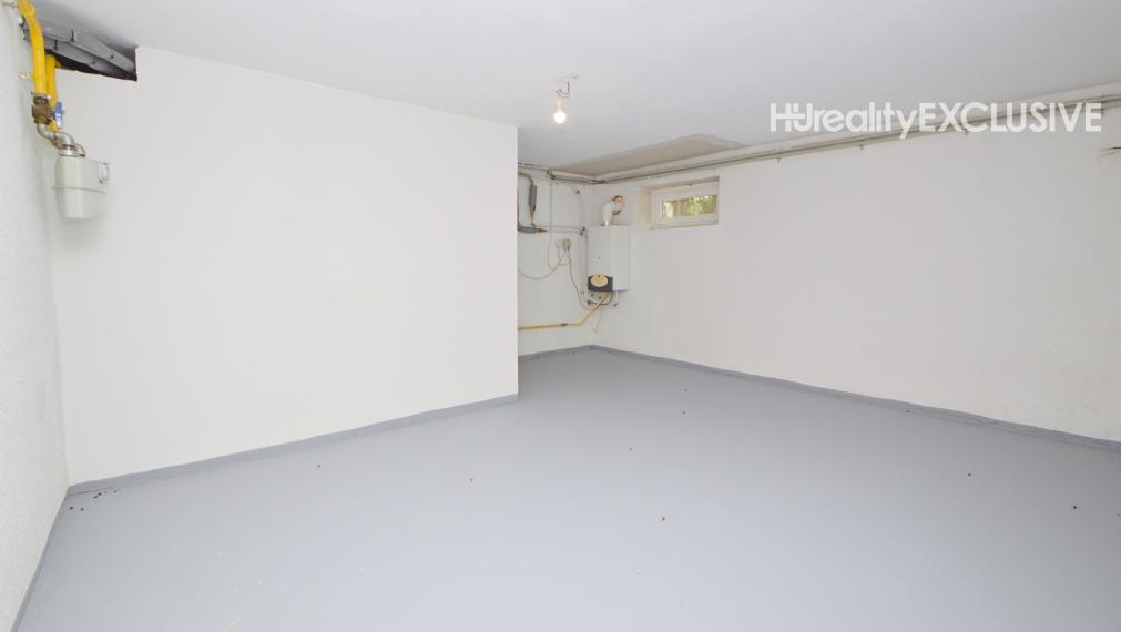 Na predaj dvojgeneračný rodinný dom, krb, garáž, pivnica - Bezenye