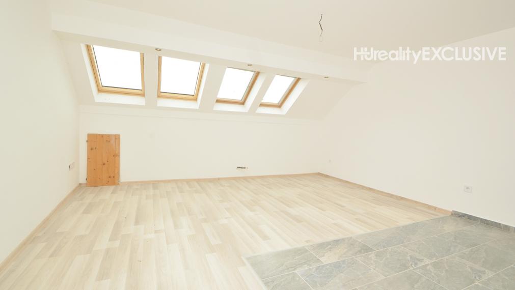 Na predaj dvojgeneračný rodinný dom, krb, garáž, pivnica - Bezenye