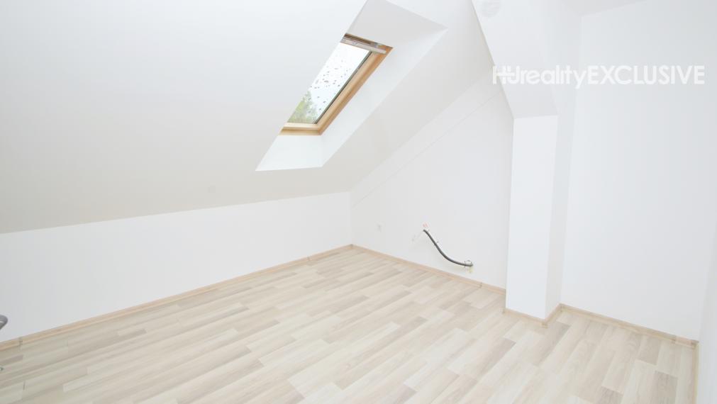 Na predaj dvojgeneračný rodinný dom, krb, garáž, pivnica - Bezenye