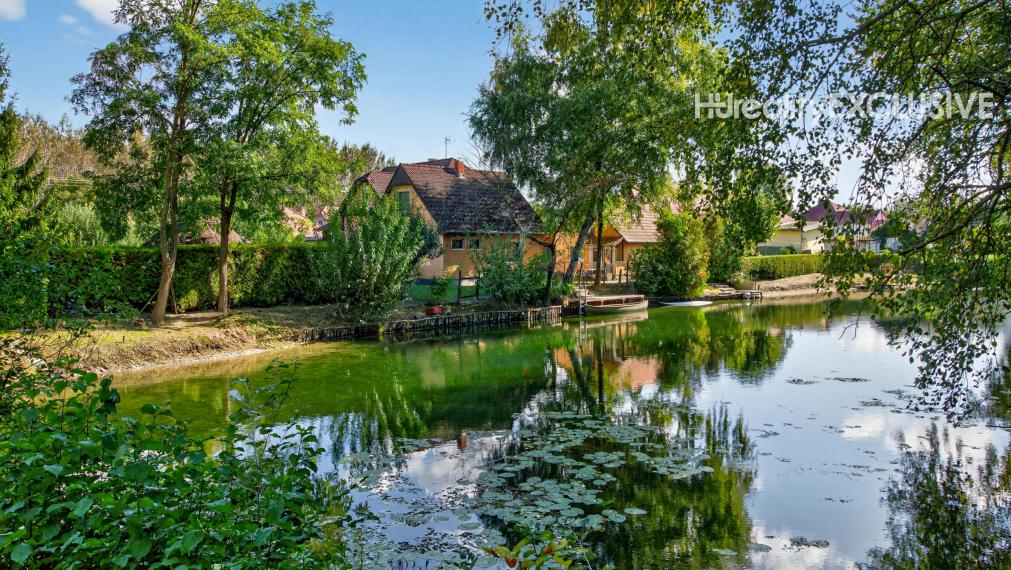 EXKLUZÍVNE NA PREDAJ DOM PRI DUNAJI– PRIAMY PRÍSTUP K VODE, DVA APARTMÁNY, VÝNIMOČNÁ POLOHA