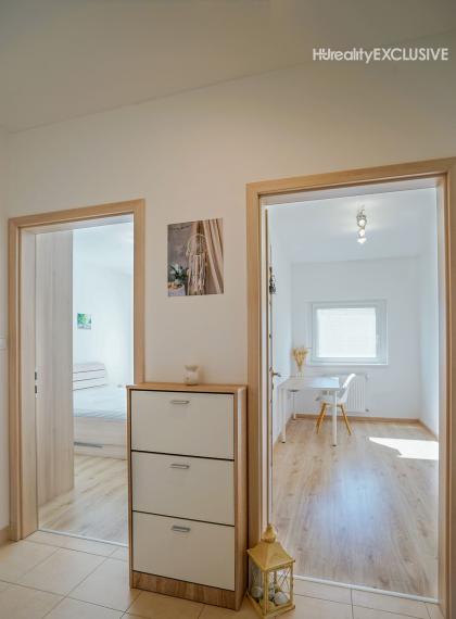 Predaj 3i byt s balkónom v uzatvorenom areáli, Viladomy, Rajka