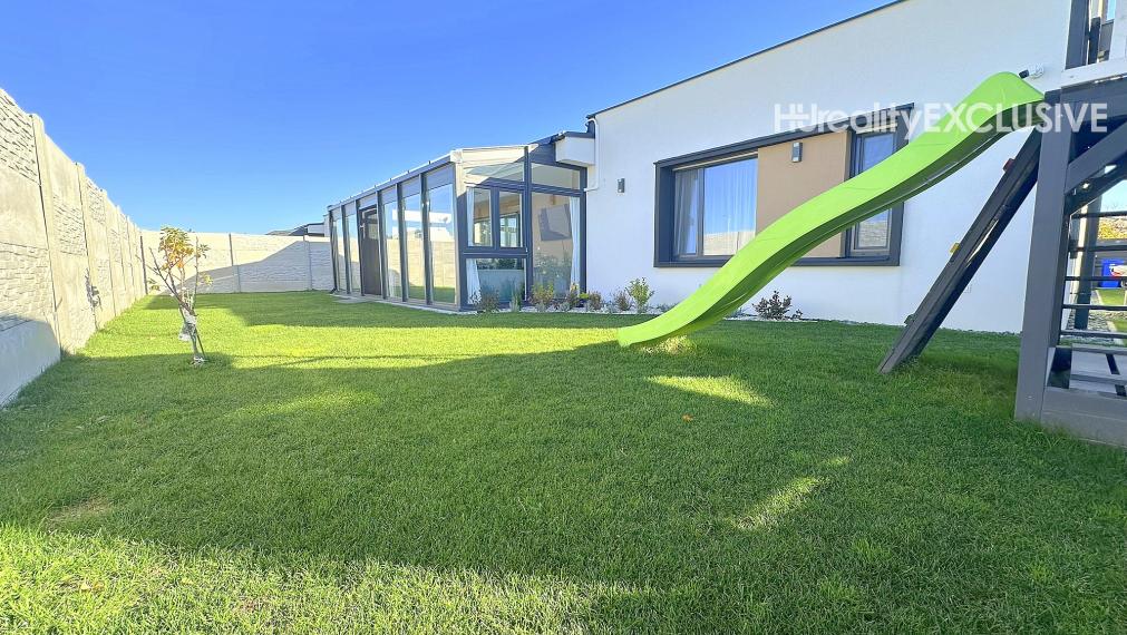 Predaj priestranný 4i RD, garáž, zimná záhrada, pozemok 513 m2, Mosonmagyaróvár