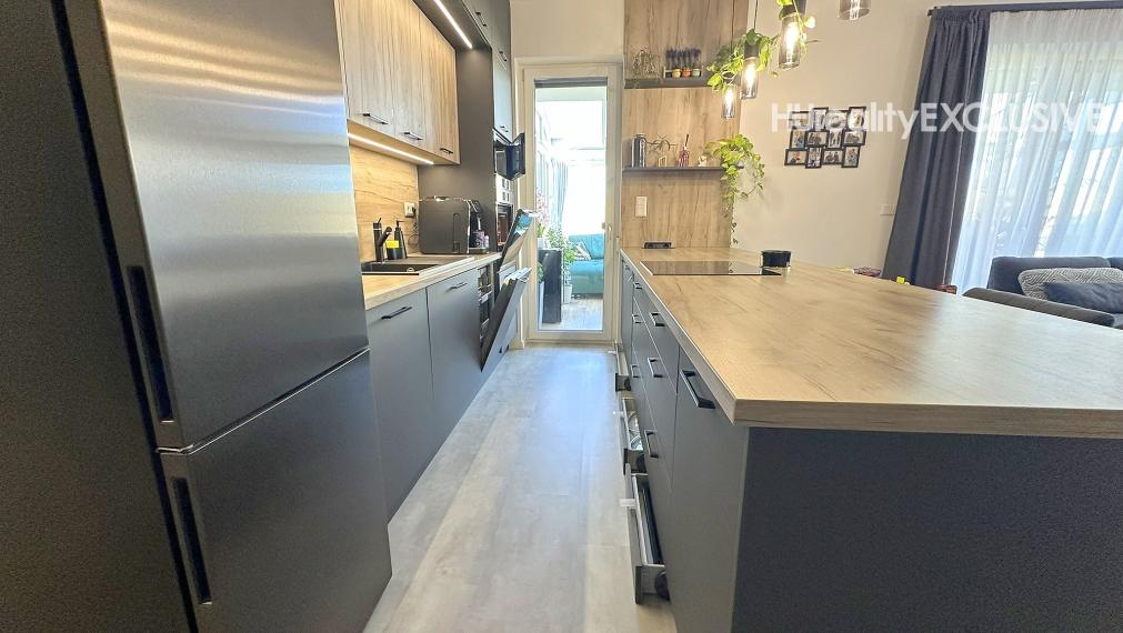 Predaj priestranný 4i RD, garáž, zimná záhrada, pozemok 513 m2, Mosonmagyaróvár