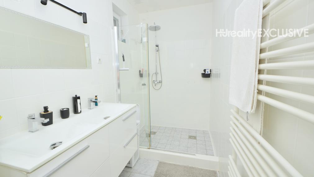 Predaj priestranný 5i rodinný dom s 1483 m2 pozemkom, pivnica, garáž, Dunakiliti