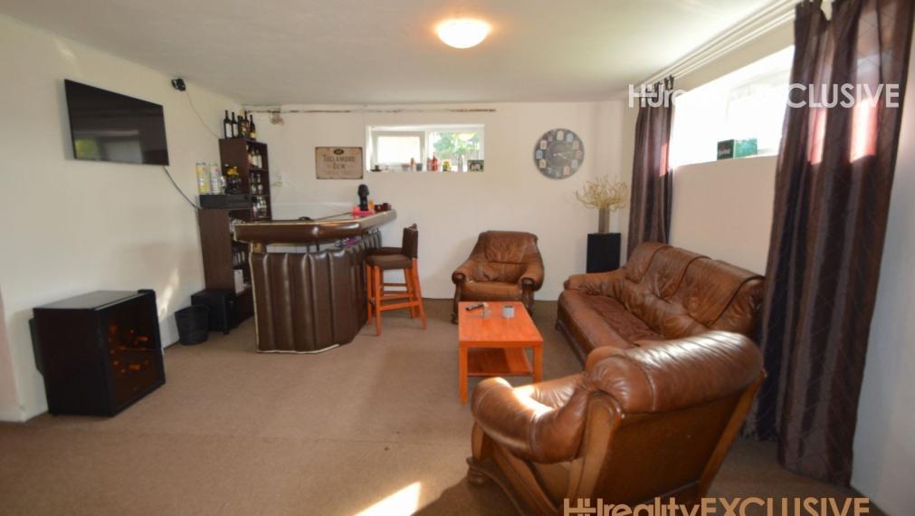 Predaj priestranný 5i rodinný dom s 1483 m2 pozemkom, pivnica, garáž, Dunakiliti