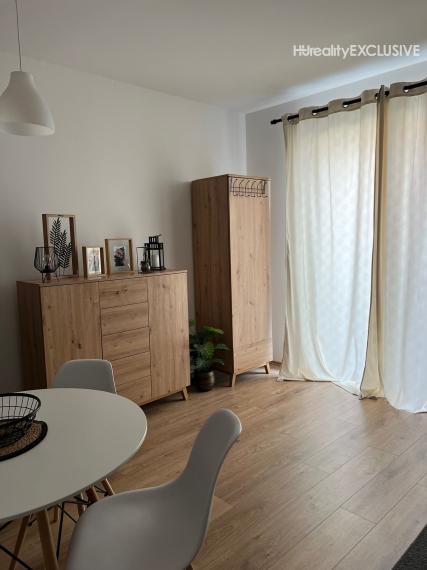 Prenájom, zariadený 1i byt s predzáhradkou a s vyhradeným parkovacím miestom, Rajka