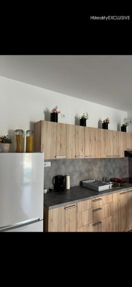 Prenájom, zariadený 1i byt s predzáhradkou a s vyhradeným parkovacím miestom, Rajka