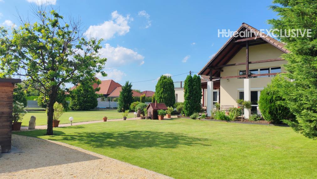 Predaj 5i rodinný dom s bazénom a saunou, pozemok 1452 m2, Máriakálnok