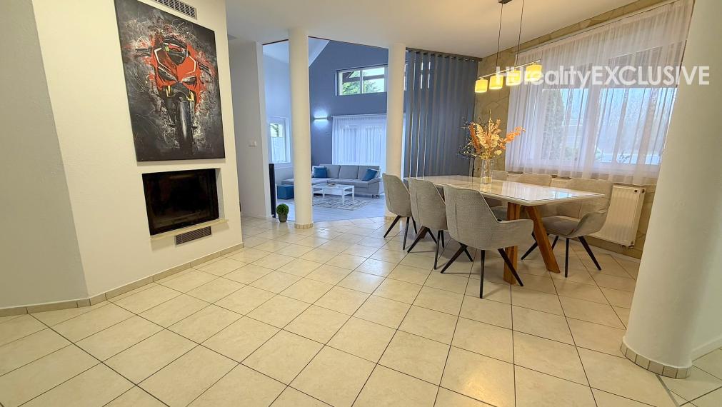 Predaj 5i rodinný dom s bazénom a saunou, pozemok 1452 m2, Máriakálnok