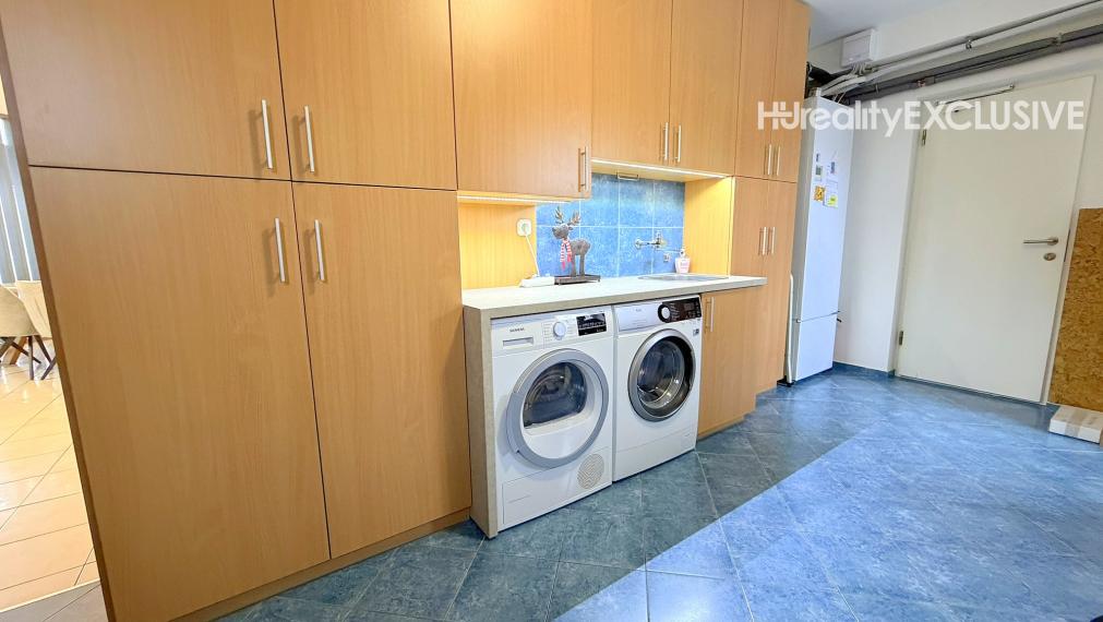 Predaj 5i rodinný dom s bazénom a saunou, pozemok 1452 m2, Máriakálnok