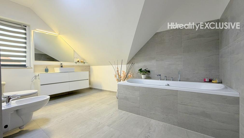 Predaj 5i rodinný dom s bazénom a saunou, pozemok 1452 m2, Máriakálnok