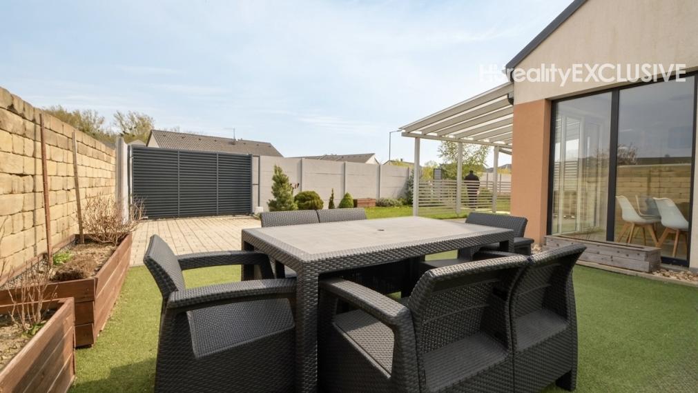 EXKLUZÍVNE - Predaj, 4i rodinný dom na rožnom pozemku, 389 m2 pozemok, Rajka