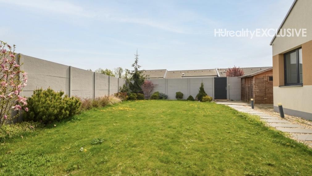 EXKLUZÍVNE - Predaj, 4i rodinný dom na rožnom pozemku, 389 m2 pozemok, Rajka