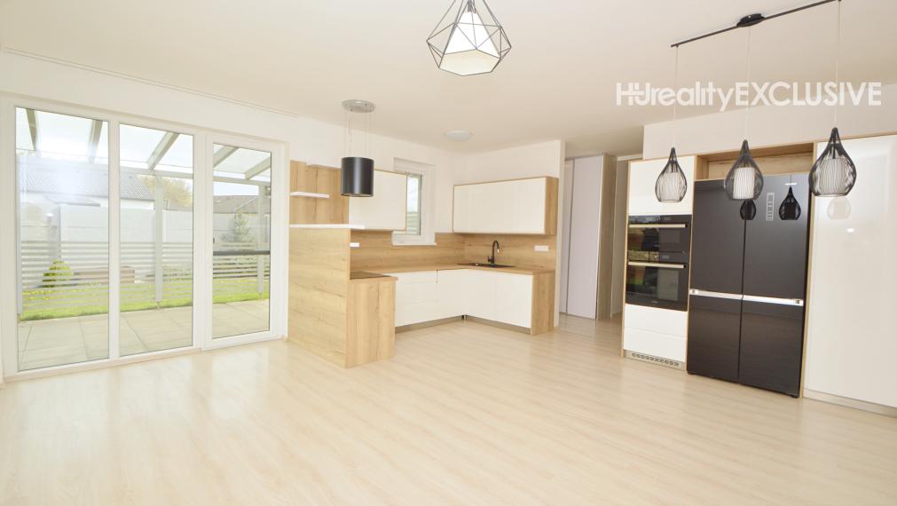 EXKLUZÍVNE - Predaj, 4i rodinný dom na rožnom pozemku, 389 m2 pozemok, Rajka