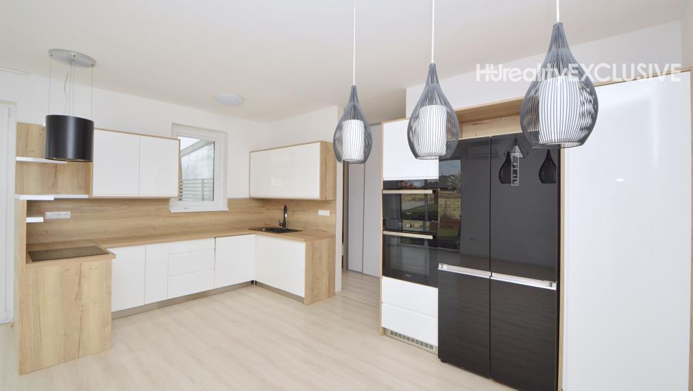 EXKLUZÍVNE - Predaj, 4i rodinný dom na rožnom pozemku, 389 m2 pozemok, Rajka