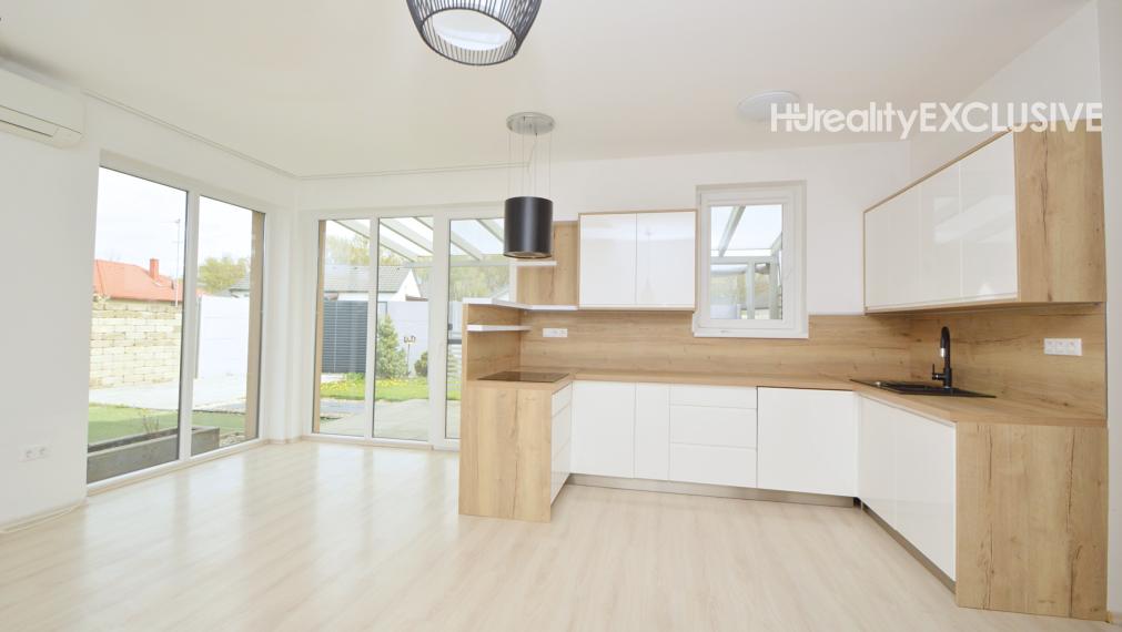 EXKLUZÍVNE - Predaj, 4i rodinný dom na rožnom pozemku, 389 m2 pozemok, Rajka