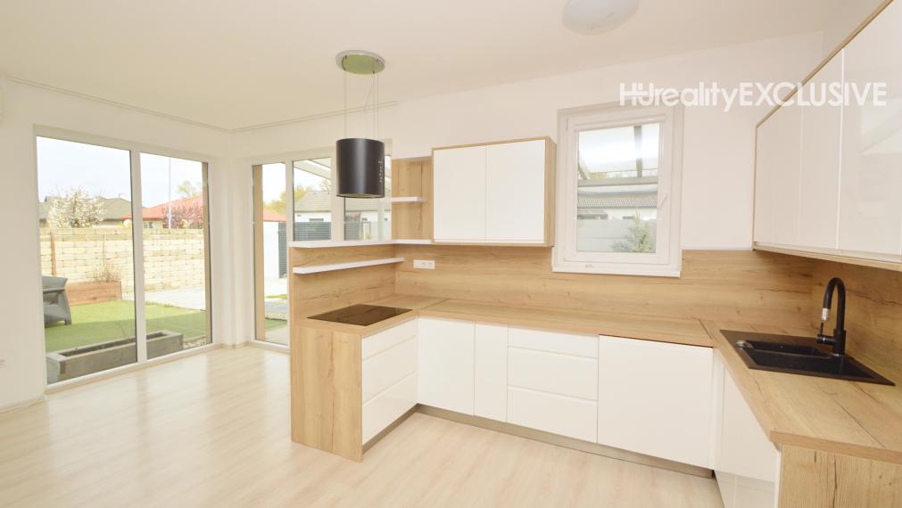 EXKLUZÍVNE - Predaj, 4i rodinný dom na rožnom pozemku, 389 m2 pozemok, Rajka