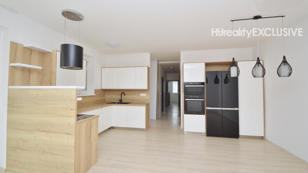 EXKLUZÍVNE - Predaj, 4i rodinný dom na rožnom pozemku, 389 m2 pozemok, Rajka