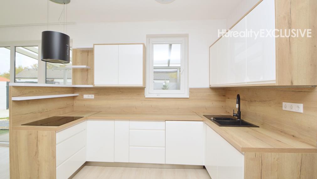 EXKLUZÍVNE - Predaj, 4i rodinný dom na rožnom pozemku, 389 m2 pozemok, Rajka