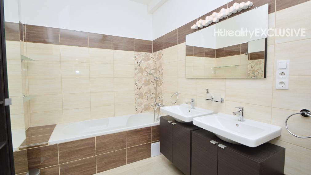 EXKLUZÍVNE - Predaj, 4i rodinný dom na rožnom pozemku, 389 m2 pozemok, Rajka