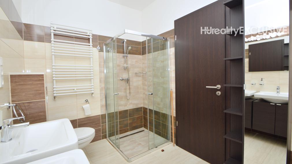 EXKLUZÍVNE - Predaj, 4i rodinný dom na rožnom pozemku, 389 m2 pozemok, Rajka