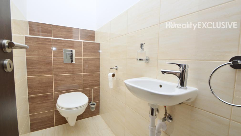 EXKLUZÍVNE - Predaj, 4i rodinný dom na rožnom pozemku, 389 m2 pozemok, Rajka