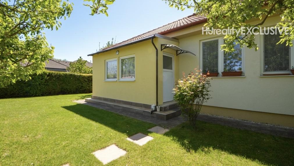 Predaj 3i rodinný dom so zimnou záhradou v obľúbenej časti Rajky, krb, pozemok 540 m2, Rajka