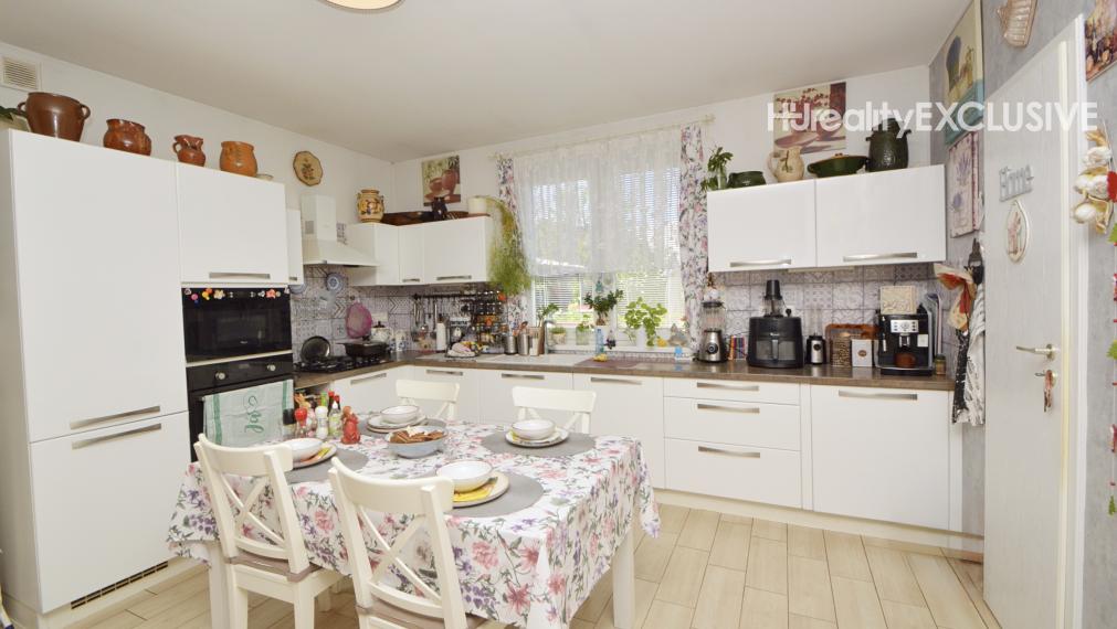 Predaj 3i rodinný dom so zimnou záhradou v obľúbenej časti Rajky, krb, pozemok 540 m2, Rajka