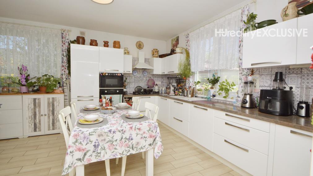 Predaj 3i rodinný dom so zimnou záhradou v obľúbenej časti Rajky, krb, pozemok 540 m2, Rajka