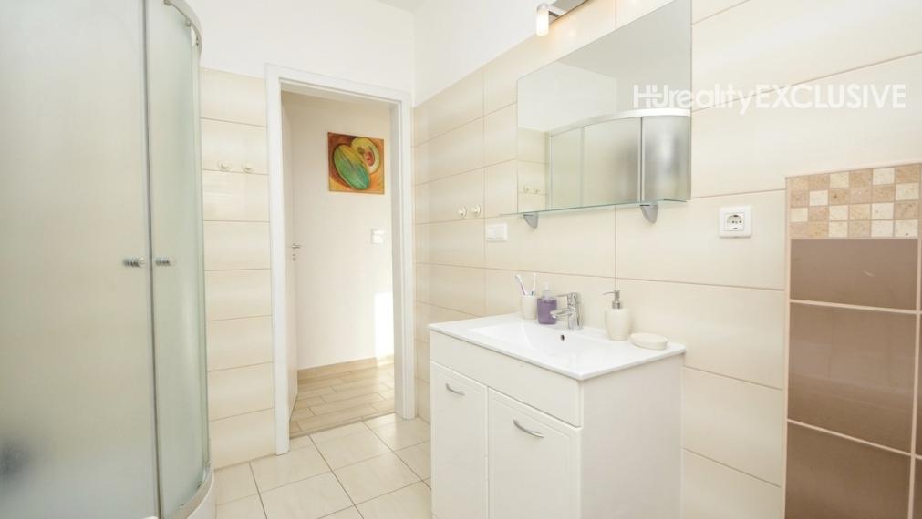 Predaj 3i rodinný dom so zimnou záhradou v obľúbenej časti Rajky, krb, pozemok 540 m2, Rajka