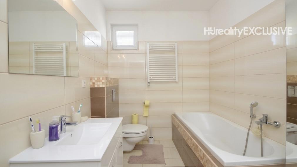 Predaj 3i rodinný dom so zimnou záhradou v obľúbenej časti Rajky, krb, pozemok 540 m2, Rajka