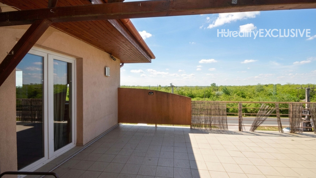 Predaj slnečný 2-izbový byt s veľkou 30 m2 privátnou terasou v Rajke