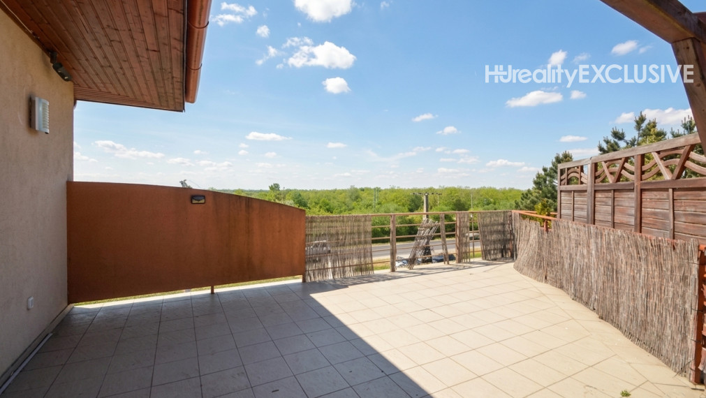 Predaj slnečný 2-izbový byt s veľkou 30 m2 privátnou terasou v Rajke
