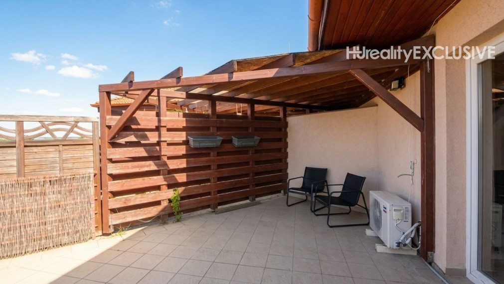 Predaj slnečný 2-izbový byt s veľkou 30 m2 privátnou terasou v Rajke
